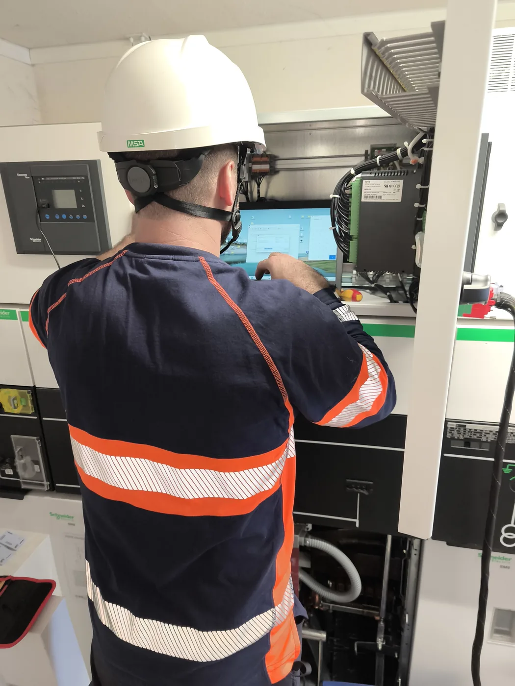Testing and parameterisation of protection relays on an MV cubicle